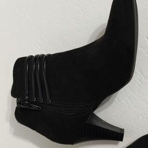 Black Faux Suede Ankle Boots with Side Zipper sz 6